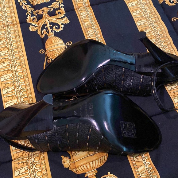 Fendi ladies heels with chain detail size 8 new condition never worn - Picture 3 of 7